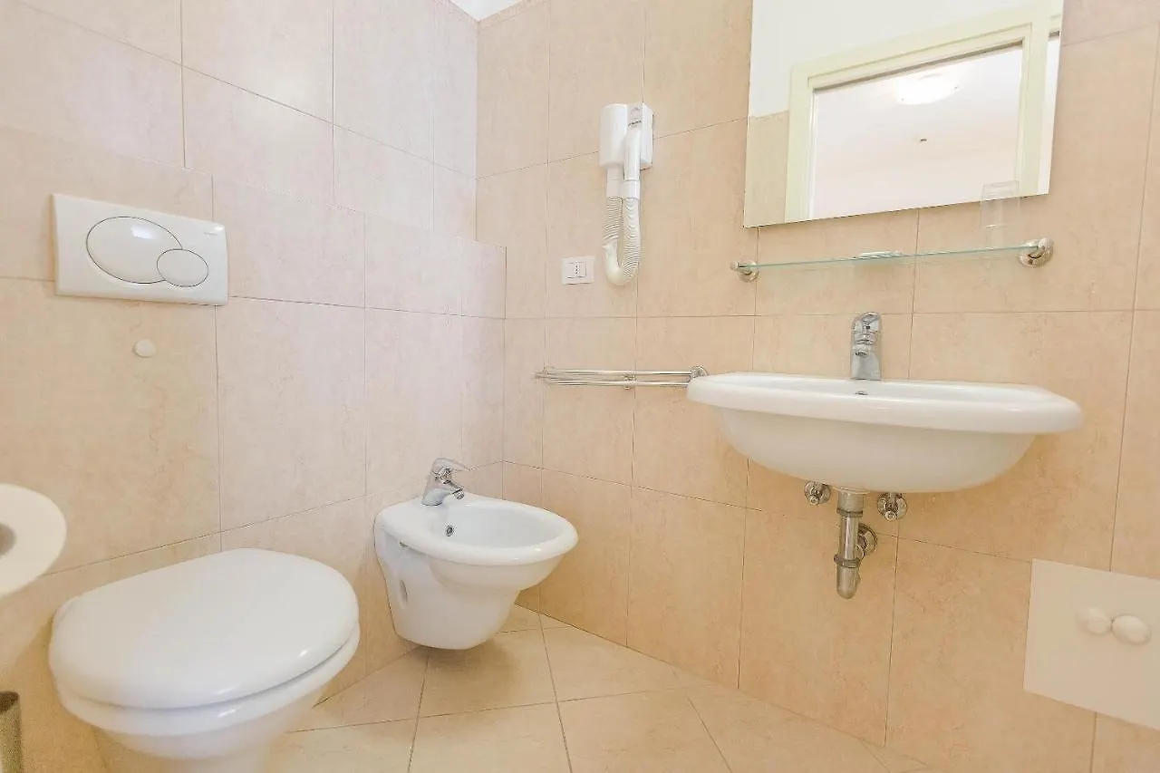 Hotel Confort リミニ 3*,  イタリア